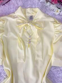 Short-Sleeved Blouse With Puff Sleeves And Bow, Size 8. Elegant Casual Style. Button Closure At The Top. - 淡黃色 - 查看 4