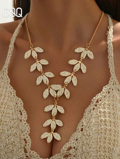 OOQ 1件夏季波西米亚风3D叶子手工拉菲草项链，时尚配饰，适合海滩、旅行、派对礼服、母亲节、情人节礼物（手工随机编织，手工制品可能残留胶水）