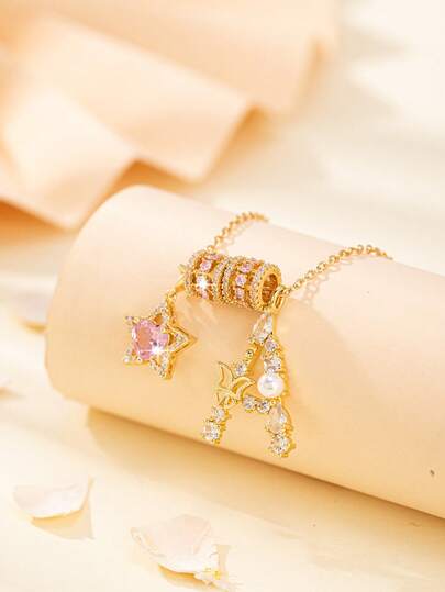 这款时尚优雅的奢华高端百搭项链，镶嵌26颗字母珍珠和立方氧化锆星形吊坠，适合日常佩戴或正式场合，也是一份绝佳的情人节礼物。