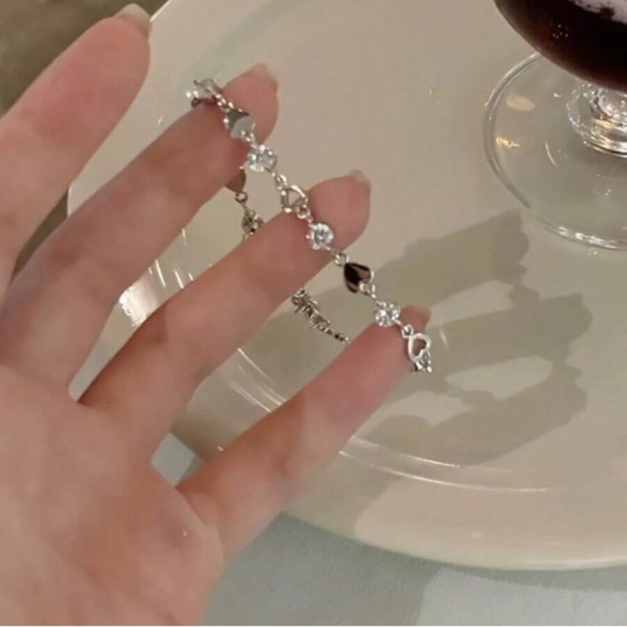 Elegant Heart-Shaped Charm Bracelet For Women - Simple, Luxurious Design With Zinc Alloy, Perfect For Casual Attire & Gifting - Heart Bracelet - View 1