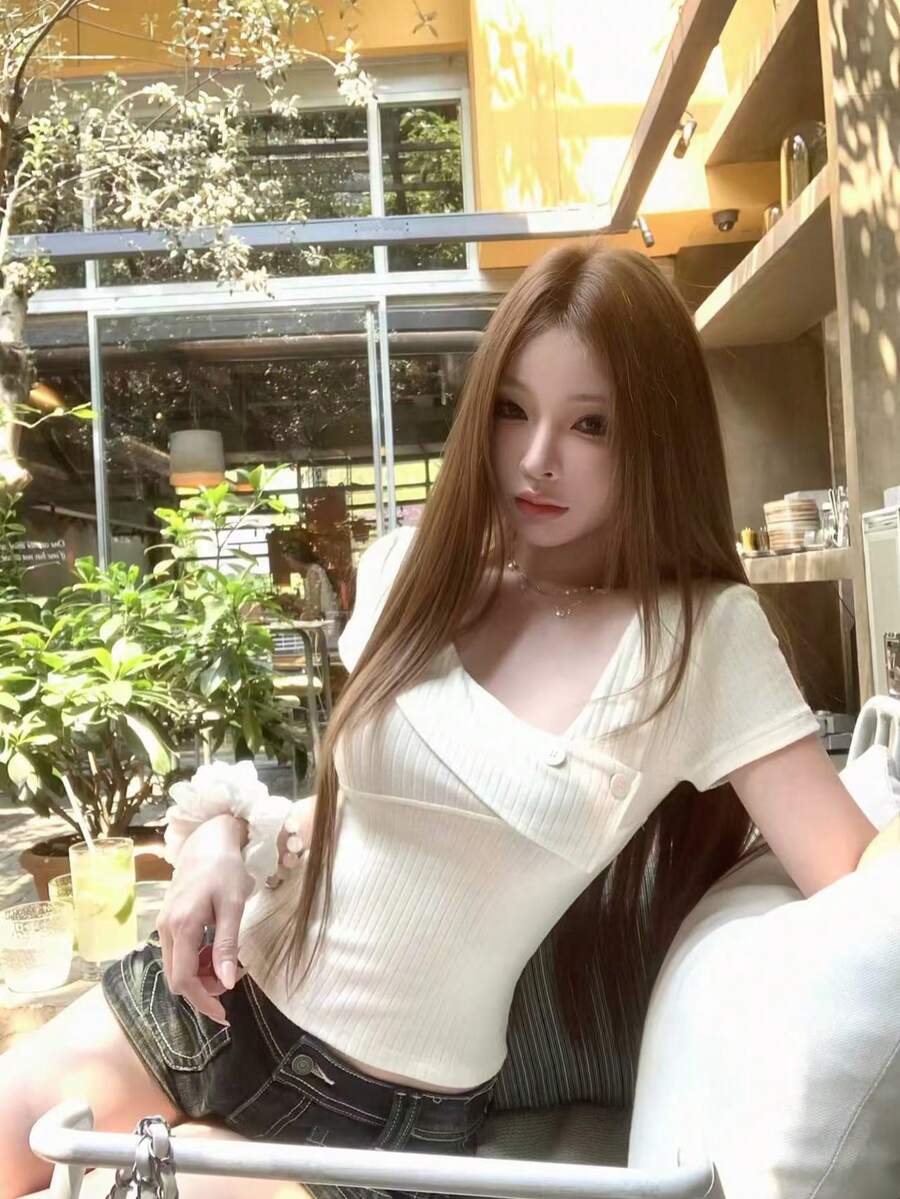 Áo thun ngắn tay raglan ôm sát cổ lệch bất đối xứng, kiểu dáng sinh viên, dáng ngắn dành cho nữ. - Màu be - Xem 1