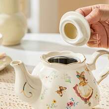 LECHENG HOUSEHOLD 一套包含一个 22 盎司茶壶、一个 9 盎司茶杯和一个茶碟，配有茶漏。这套陶瓷茶壶和茶杯套装适合一人使用，壶口镶金边，饰有兔女郎、草莓、柠檬和花卉图案，营造出乡村下午茶的氛围。这套法式下午茶套装适合居家和聚会使用，也是茶具配件、女士茶具、生日礼物、婚礼季礼物和毕业季礼物的理想之选。 - 彩色 - 查看 7