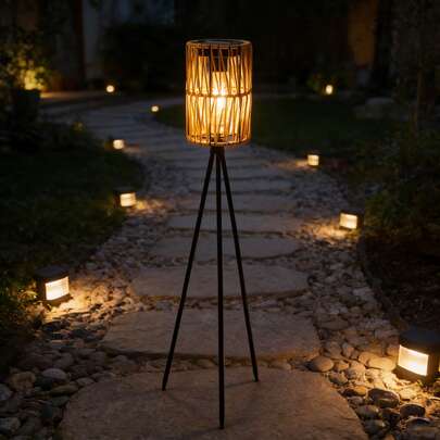 Đèn sân vườn năng lượng mặt trời bằng mây đan thủ công, đèn cọc ba chân chống gỉ dùng trang trí sân hiên và sân vườn ngoài trời.
