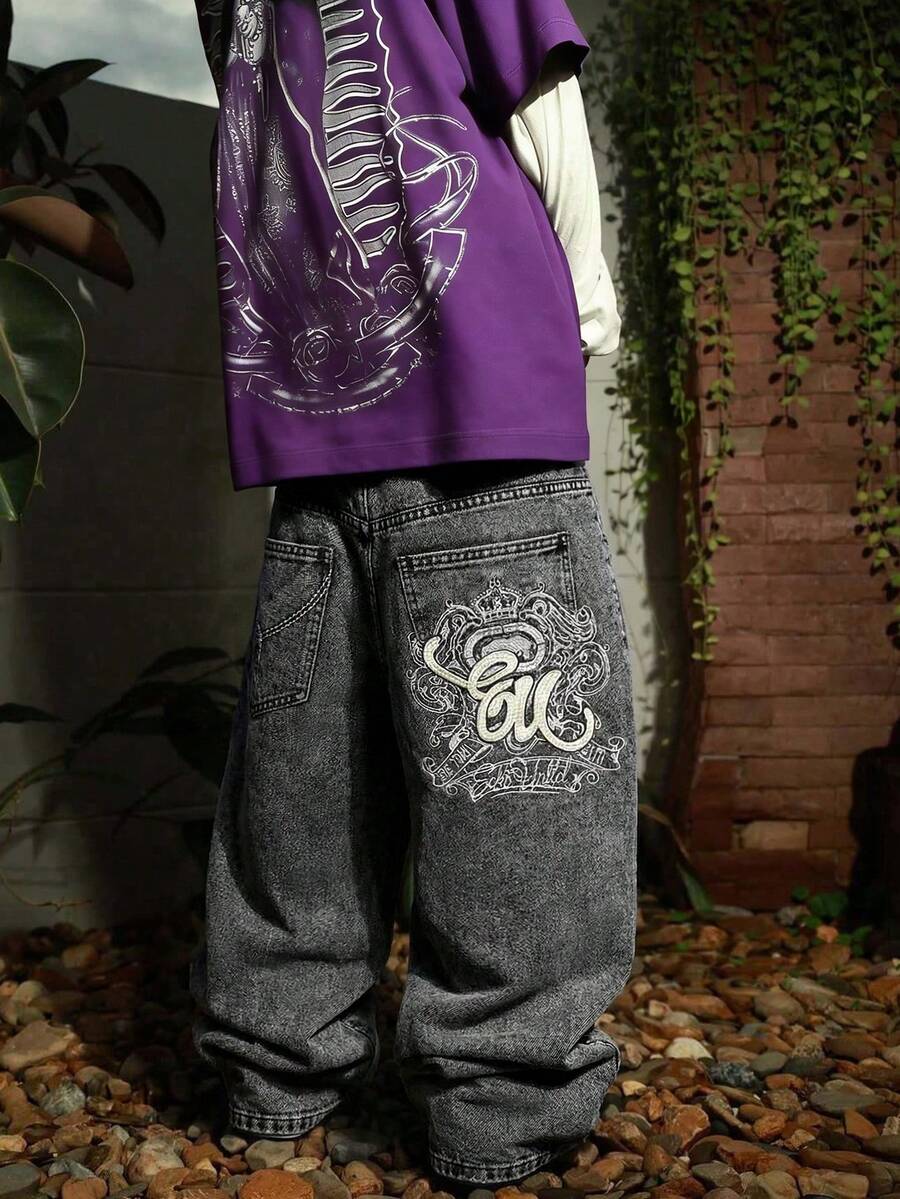 Grunge Goth Y2K 风格男士休闲刺绣宽松阔腿牛仔裤，四季皆宜，时尚街头风，个性十足，适合工作、通勤、舞台表演、朋友聚会、户外活动等场合。