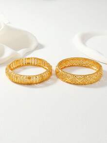 2 chiếc vòng tay bản rộng kiểu Ả Rập Xê Út bằng đồng mạ vàng, có họa tiết hình chữ thập rỗng, quà tặng cho gia đình và bạn bè. - Vàng - Xem 3