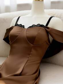 Đầm nữ màu nâu thanh lịch, cổ tim, dáng ôm, dài ngang gối, phối ren tương phản, vạt lệch bất đối xứng, không tay, chất liệu vải dệt, đầm màu nâu & đầm nữ thanh lịch, đầm dự tiệc cưới, trang phục dự lễ hội âm nhạc. - màu nâu - Xem 5