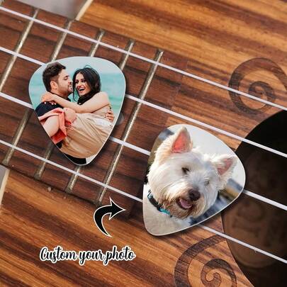 Phụ kiện nhạc cụ tùy chỉnh, Phụ kiện nhạc cụ trong game, Miếng gảy đàn guitar, Phụ kiện nhạc cụ cá nhân hóa theo yêu cầu, Gửi ảnh của bạn, Ảnh thú cưng, Ảnh gia đình, Ảnh cặp đôi, Ảnh con cái của bạn, Quà tặng lý tưởng cho người yêu âm nhạc, Quà tặng đặc biệt cho các nhóm nhạc, Quà tặng lý tưởng cho các ban nhạc lưu diễn. Miếng gảy đàn guitar là món quà lý tưởng cho bạn trai, cha, chồng.