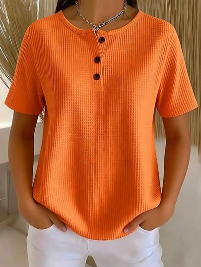 Camiseta de manga corta con botones y textura naranja para mujer talla grande