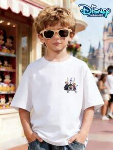 This Disney Frozen Themed T-Shirt For Boys Aged 4-12 Features A Classic Ice-Themed Print Of The Four Main Characters. The Front Displays Miniature Portraits Of The Four Characters, While The Back Features A Creative Design Of Olaf Surrounded By Antlers, With Anna And Kristoff On Either Side, Capturing Heartwarming Moments From Their Snow Adventure. The Refreshing Ice-Themed Color Scheme Paired With The Endearing Characters Creates A Cozy And Stylish Look. It Can Be Paired With Wide-Leg Jeans, Cargo Shorts, Athletic Joggers, Or Casual Sweatpants, Making It Suitable For Occasions Such As Disneyland Visits, School Activities, Outdoor Camping, Family Outings, And Birthday Parties. It Is Breathable And Sweat-Wicking, Offering Both Comfort And A Fashionable Look. - 白色 - 查看 1