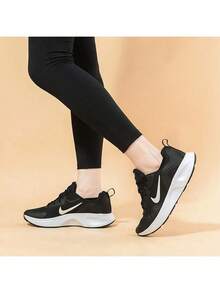 Nike 女款 WEARALLDAY 网眼透气轻便跑步鞋休闲运动鞋 CJ1677-001，2026 年夏季新款上市 - 黑色 - 查看 1