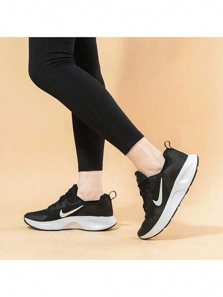 Nike 女款 WEARALLDAY 网眼透气轻便跑步鞋休闲运动鞋 CJ1677-001，2026 年夏季新款上市 - 黑色 - 查看 1