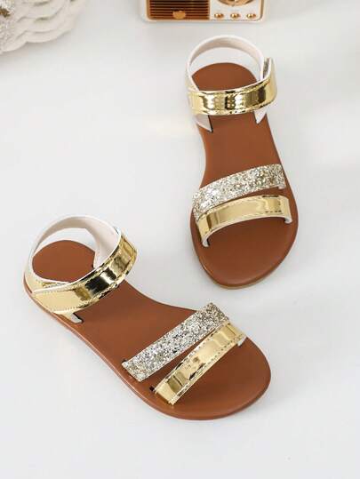 1 par de sandalias doradas brillantes de PU suave para niñas, con suela de goma antideslizante de color contrastante, diseño de gancho y bucle con punta redonda, sandalias planas lindas para niñas, adecuadas para uso diario casual, playa, viajes, hogar, fiestas, primavera/verano 2026 Nuevo Llegado