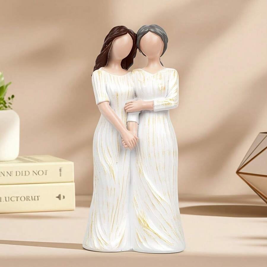 这款白色树脂雕塑描绘了母女之间深厚的感情，是女儿送给母亲一份独一无二的完美生日礼物。这款桌面或书架装饰品象征着爱的纽带，无论身在何处，这份爱都永不分离。
