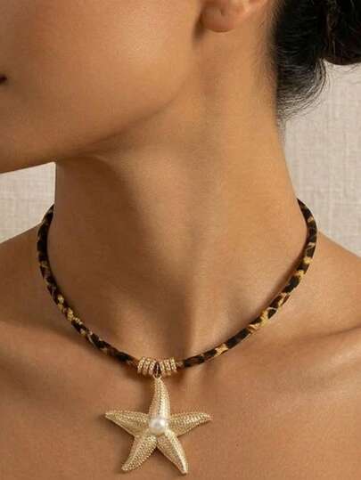 1 chiếc vòng cổ hình sao biển in họa tiết da báo cổ điển, kiểu dáng tối giản nhưng vẫn thanh lịch, phù hợp với những phụ nữ trưởng thành sang trọng.