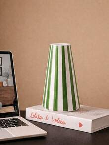 1个手绘现代简约绿白花瓶，创意设计，是波西米亚风格家居装饰、室内装饰、插花的完美之选。 - 彩色 - 查看 6