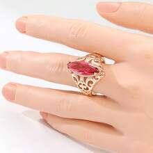 Bague en zirconium rouge synthétique de style vintage élégant pour femme, bijou de femme avec un design floral creux délicat, accessoire pour anniversaire - Doré - Voir 2