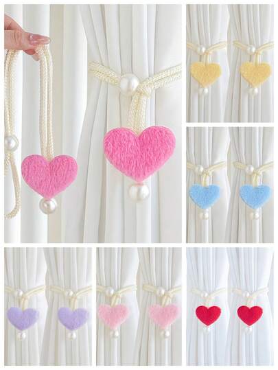 2 chiếc dây buộc rèm hình trái tim bằng vải nhung mềm mại với tông màu ngọc trai, hồng nhạt và be, dùng để trang trí màn chống muỗi, rèm cửa, rèm cửa sổ và rèm che nắng.
