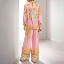 2026 Spring New Arrival Women's Luxury Baroque Print Two Piece Outfit - Pink Long Sleeve Button Down Shirt + High Waist Wide Leg Pants Set, Elegant Vintage Inspired Co-Ord Set For Office Workwear, Casual Daily, Vacation, Brunch & Party, Lightweight Breathable Fabric, Loose Fit For All Body Types, Flattering Silhouette, Sophisticated Gold Chain & Figure Pattern, Comfortable Wrinkle-Resistant Material, Modest Fashion, Versatile Wardrobe Staple, Statement Piece To Elevate Your Spring/Summer Style, Perfect For Weekend Getaways & Special Occasions - 粉色 - 查看 4