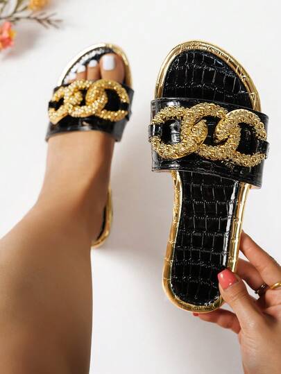 女士夏季圆头时尚金链平底鞋，舒适休闲露趾凉鞋，适合户外、海滩、派对等场合