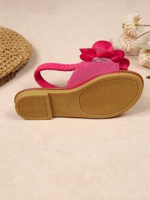 1 Paar flache Mädchensandalen, einfarbiger weicher Stoff mit 2 Pfingstrosenblüten-Dekor, runde Zehenpartie, offene Zehenpartie, weiches rutschfestes elastisches Fersenband-Design, modischer böhmischer lässiger Urlaubsstil, süße Prinzessin-Strandsandalen, geeignet für Alltag, Festival, Party, Campus, Frühling/Sommer Neuankömmling - Heißes Pink - Übersicht 7