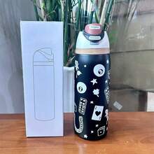 OWALA 这款32盎司印花保温水瓶，采用鲜艳的花卉和卡通图案设计。便携式提手可轻松放入车载杯架，32盎司的容量满足您全天的补水需求。这款时尚实用的饮水伴侣是通勤、办公、户外露营和公路旅行的理想之选。 - 彩色 - 查看 5