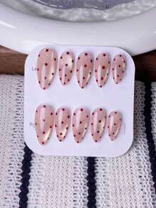 10片手工杏仁形粉色闪粉猫眼红色波点情人节设计假指甲。采用手工绘制的粉色闪粉猫眼效果，并点缀红色波点。这些优雅、浪漫、简约的按压式假指甲品质上乘，性感奢华。适合日常佩戴、约会、音乐会和轻度商务场合，是送给女士和女孩的绝佳礼物。 - 彩色 - 查看 10