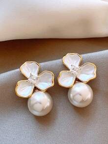 1 Đôi bông tai kiểu Pháp hình hoa ngọc trai giả với thiết kế hoa 3 cánh. - Nhiều màu - Xem 4
