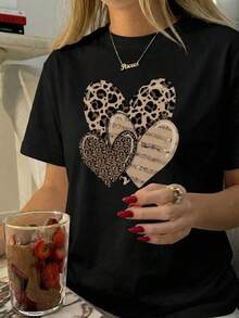 Camiseta de mujer con conjunto de corazones superpuestos con estampados variados: leopardo, rayas y textura calada tonos beige y café, diseño animal print trendy romántico casual. - Negro - Ver 2