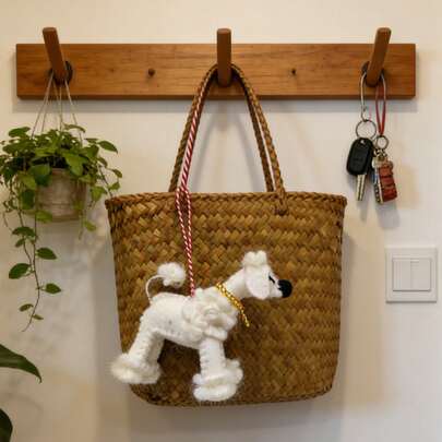 Móc treo hình chó poodle làm bằng len nỉ thủ công, đồ trang trí Giáng sinh mang phong cách thư giãn, phụ kiện túi xách, đồ trang trí quà tặng. Tất cả sản phẩm đều được làm thủ công, có thể hơi khác so với hình ảnh.