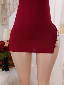 一件酒红色性感链条吊带裙，深V领口，系带肩带，适合睡衣穿着。 - 酒紅色 - 查看 2