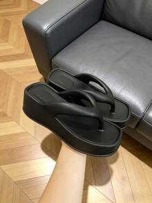 Dép xỏ ngón đế xuồng dày cho nữ, màu hồng đậm, dép sandal đi biển đế dày tăng chiều cao, dép đi trong nhà thoải mái bằng chất liệu EVA. - màu đen - Xem 4