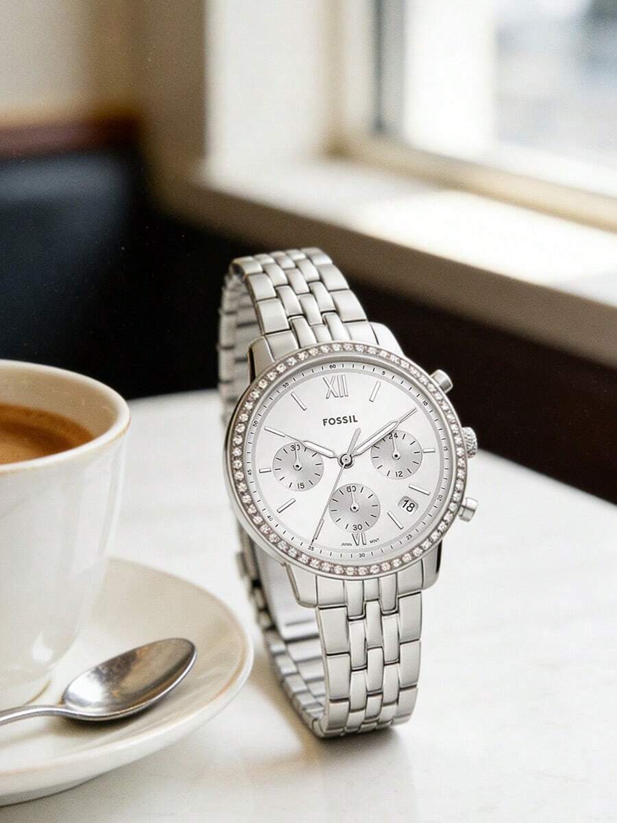 Đồng hồ nữ Fossil mặt tròn mạ bạc đính pha lê, thiết kế nhẹ nhàng sang trọng, cảm giác cao cấp tinh tế, chức năng hiển thị ngày ba kim, dây đeo thép không gỉ thời trang, phù hợp cho đi làm, họp mặt, hẹn hò và các dịp khác. - Bạc - Xem 1