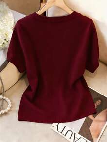 浅蓝色圆领短袖针织上衣，2026春夏热销款，韩版温柔简约优雅修身衬衫。高弹冰丝针织面料，柔软透气，不闷汗。经典圆领设计，修饰颈部线条，修饰脸型。短袖款式，适合春夏穿着，百搭易配。宽松版型，显瘦塑形，巧妙遮掩身材缺陷。 - 勃根地紅色 - 查看 2