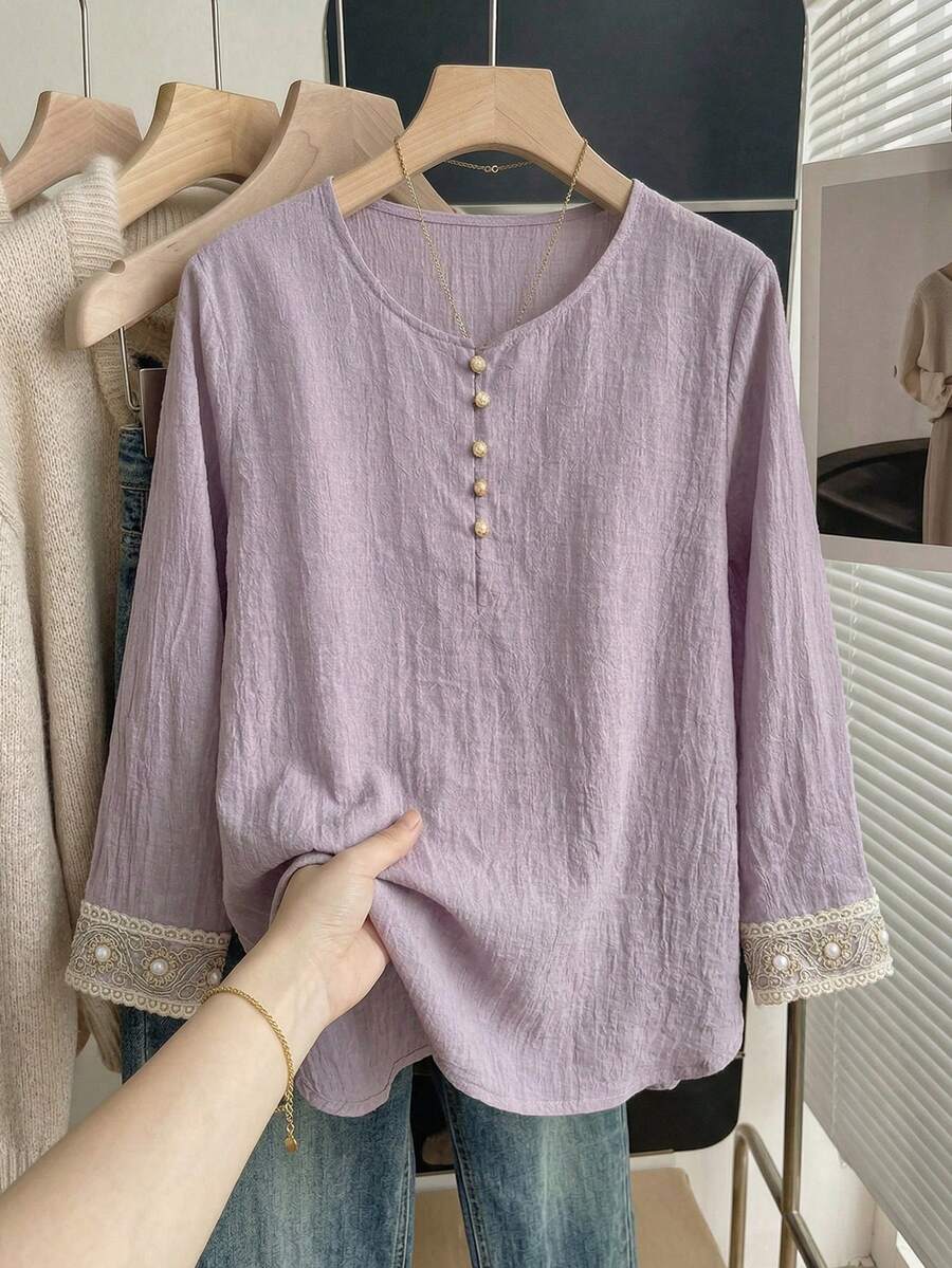 JIANHU Camisa de verano de lino vintage para mujer - Parte superior con botones y bordado dorado, con adorno floral en color lila claro, manga 3/4, camisa casual adecuada para fiesta de jardín/vacaciones/salida de fin de semana | Tela de lino transpirable, con detalles de perlas y botones ámbar, primavera - Morado - Ver 1