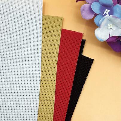 1 tấm vải thêu chữ thập 30*45cm, gồm 4 màu cơ bản cổ điển: Đen, Đỏ, Trắng, Kaki. Vải Aida chất lượng cao, dệt chặt, lưới đều, bề mặt mịn, mật độ phù hợp, lỗ thêu rõ ràng. Vật liệu cơ bản thiết yếu cho thêu chữ thập.