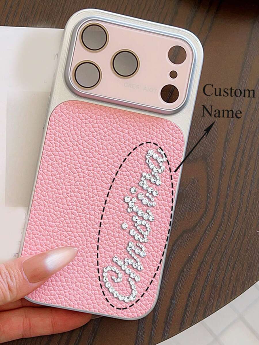 Ốp điện thoại giả da họa tiết vải thiều cao cấp, đính đá lấp lánh, tùy chỉnh tên, chống sốc, bảo vệ toàn diện ống kính cho iPhone 17 16 15 14 13 Pro Max