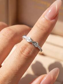 1 chiếc nhẫn bạc 925 Sterling Silver thiết kế hình số 8 độc đáo đính kim cương, thích hợp cho nữ giới đeo hàng ngày, cũng có thể dùng làm quà kỷ niệm hoặc quà Valentine cho bạn gái. - Bạc - Xem 2