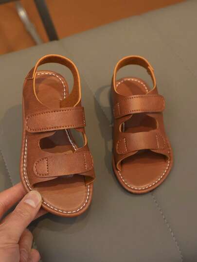 1双女童纯色镂空PU凉鞋，软底防滑耐磨露趾设计，单带平底低跟，休闲百搭款式，适合儿童日常穿着、户外玩耍、海滩度假，透气舒适，夏季必备