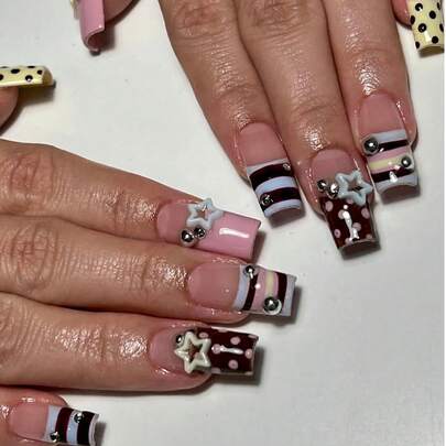 Bộ 24 móng giả acrylic vuông cỡ trung bình, sọc màu kẹo ngọt, chấm bi hồng và nâu, trang trí hạt sao 3D, thích hợp cho hẹn hò, tiệc tùng, đi chơi và nhiều dịp khác nhau. Bộ sản phẩm bao gồm 1 miếng gel dẻo và 1 dũa móng.