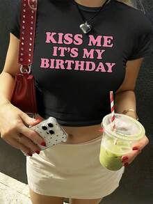 Women'S "Kiss Me It'S My Birthday" Graphic Crop Top Tee - Black Short Sleeve Crew Neck, Casual Summer Style With Red Strap Bag & Green Drink, Birthday Outfit | Playful Print | Short Sleeve TopWomen's Standard Fit Cropped Sleeveless Crop Top, Soft Daily Wear Style - màu đen - Xem 1
