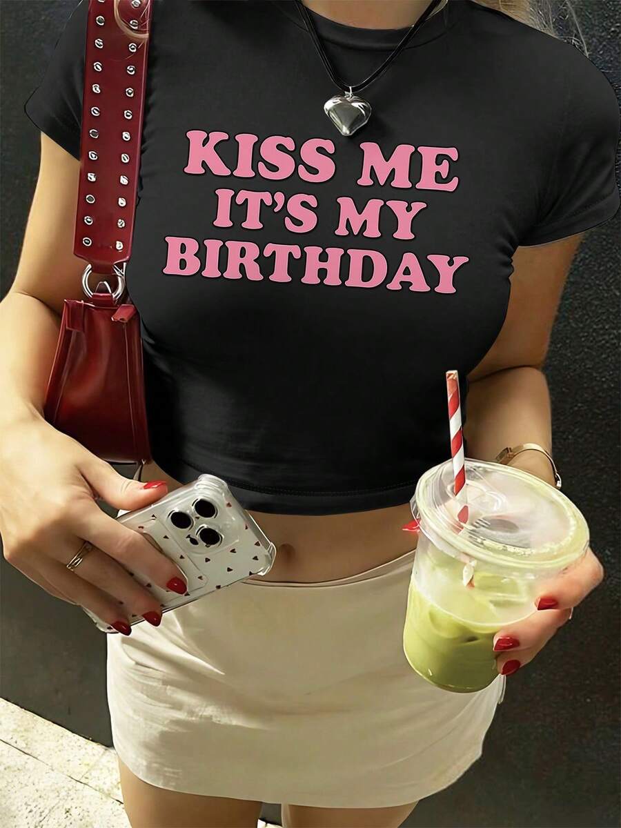 Women'S "Kiss Me It'S My Birthday" Graphic Crop Top Tee - Black Short Sleeve Crew Neck, Casual Summer Style With Red Strap Bag & Green Drink, Birthday Outfit | Playful Print | Short Sleeve TopWomen's Standard Fit Cropped Sleeveless Crop Top, Soft Daily Wear Style - màu đen - Xem 1