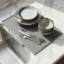 Tấm lót bát đĩa bằng silicon, thoát nước hiệu quả xuống bồn rửa, bề mặt chống trơn trượt giúp tăng cường an toàn trong nhà bếp, chịu nhiệt. - Xám - Xem 7