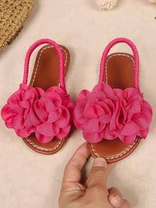 1 Paar flache Mädchensandalen, einfarbiger weicher Stoff mit 2 Pfingstrosenblüten-Dekor, runde Zehenpartie, offene Zehenpartie, weiches rutschfestes elastisches Fersenband-Design, modischer böhmischer lässiger Urlaubsstil, süße Prinzessin-Strandsandalen, geeignet für Alltag, Festival, Party, Campus, Frühling/Sommer Neuankömmling - Heißes Pink - Übersicht 2
