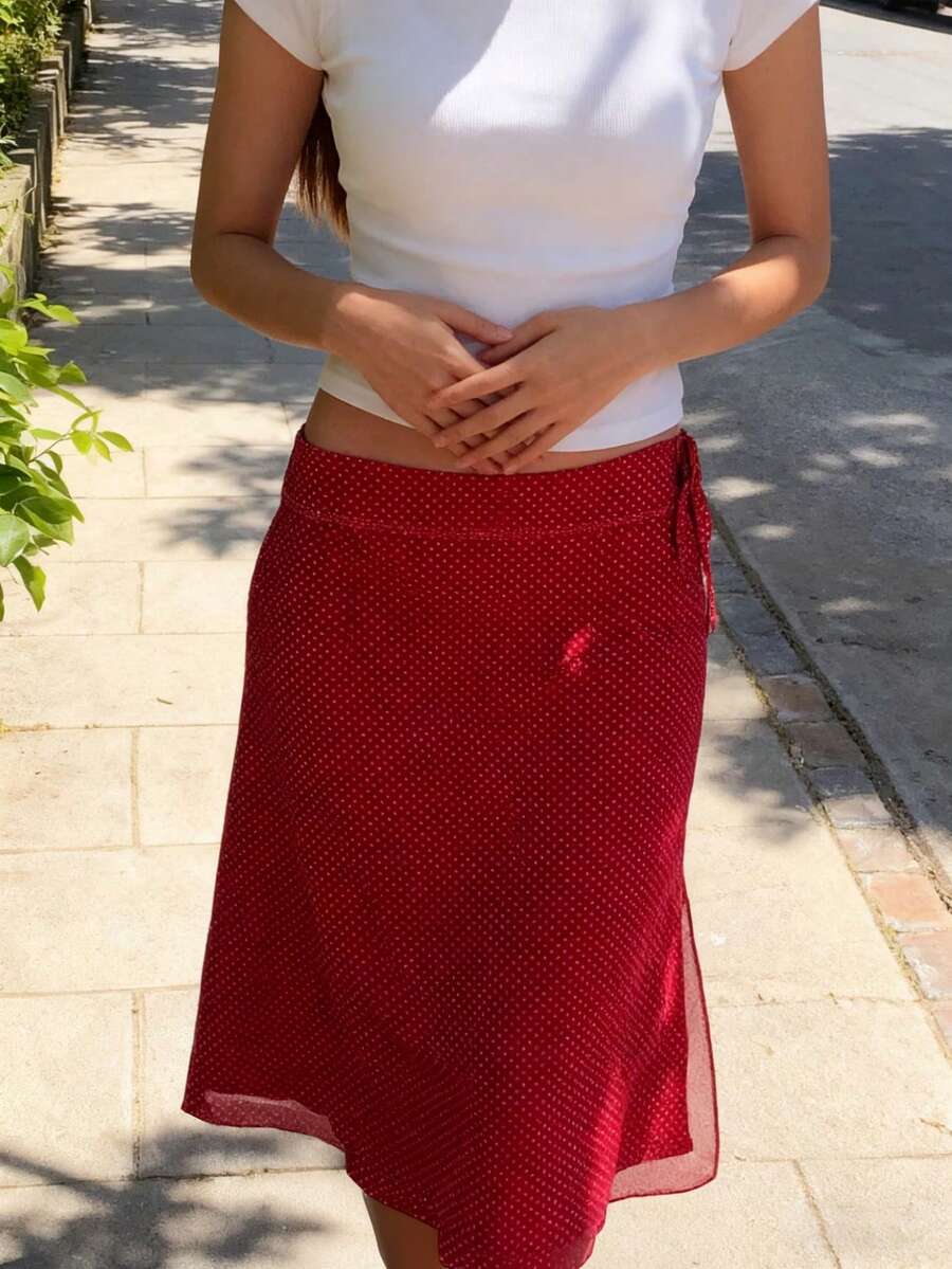 Chân váy midi chữ A chấm bi đỏ dành cho nữ này được làm từ vải polyester, vừa thoải mái lại vừa thanh lịch, với các chi tiết lưới tương phản tinh tế. Thích hợp cho mùa xuân. - Đỏ - Xem 1