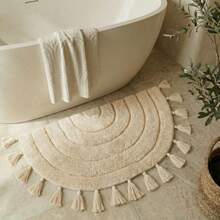Hermosa alfombra bohemia con borlas para tu baño suave tapete de medio círculo 100% algodón se adapta perfectamente a tu hogar una bonita alfombra de ganchillo antideslizante y absorbente ideal - Beige - Ver 1