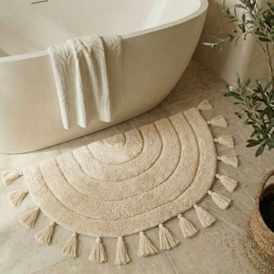 Hermosa alfombra bohemia con borlas para tu baño suave tapete de medio círculo 100% algodón se adapta perfectamente a tu hogar una bonita alfombra de ganchillo antideslizante y absorbente ideal - Beige - Ver 1