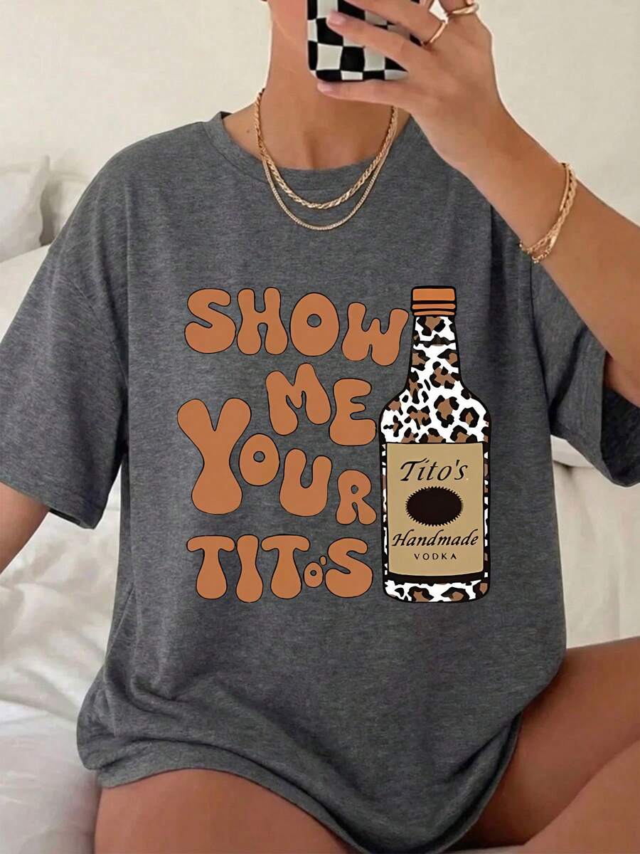 Y2K Style Women's Summer Top, Cute And Fun. Featuring Tito's Vodka Funny References, Leopard Print Wine Bottle Illustration, Retro Wave Font, American Playful Style, Cartoon Letter Pattern Printed Women's T-Shirt. Suitable For Various Occasions, As A Gift For Festivals, Birthdays, Music Festivals, Casual Wear, Versatile And Comfortable, For Beach Vacations, Simple And Fashionable, Suitable For Women And Girls' Daily Wear. - 深灰色 - 查看 1