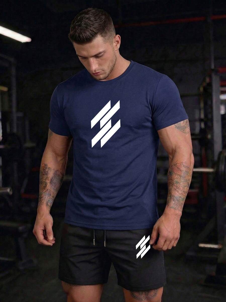 男士运动套装两件套：修身印花短袖T恤 + 带口袋的抽绳腰带运动短裤，适合夏季户外活动和健身房锻炼。