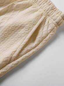 Bộ 2 món gồm áo polo ngắn tay màu kaki và quần short dây rút dành cho nam, áo polo có khóa kéo họa tiết hình thoi và quần short cạp chun, chất liệu vải jacquard thoáng khí và mềm mại, phong cách nghỉ mát biển, lý tưởng cho các chuyến đi chơi mùa hè. - Màu Khaki - Xem 7