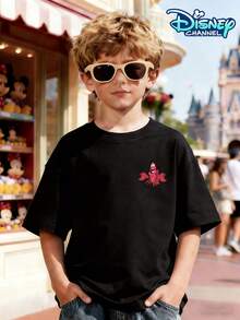 This Disney Little Mermaid Sebastian Retro Double-Sided Printed T-Shirt For Boys Aged 4-12 Features A Mini Red Crab Head On The Front And A Distressed "PRINCESS SECURITY" Slogan Paired With A Laughing Sebastian On The Back. The Distressed Text Contrasts Sharply With The Bright Red Crab, Adding A Touch Of Detail And Humor. It Can Be Paired With Wide-Leg Jeans, Cargo Shorts, Athletic Joggers, Or Casual Trousers, Making It Suitable For Theme Park Visits, Family Trips, Daily School, Outdoor Camping, Birthday Parties, And Other Occasions. The Fabric Is Skin-Friendly And Breathable, Easily Creating A Cool American Retro Style. - 黑色 - 查看 2